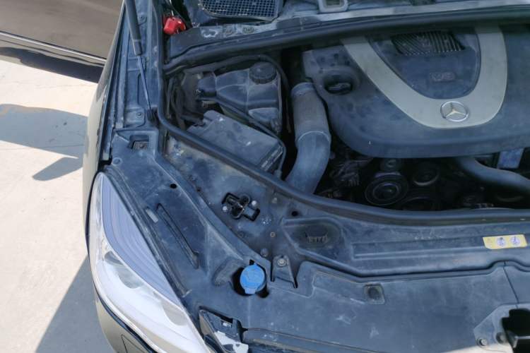 Used Mercedes-Benz R-Class 2010 R 350 L 4MATIC Engine Bay Right