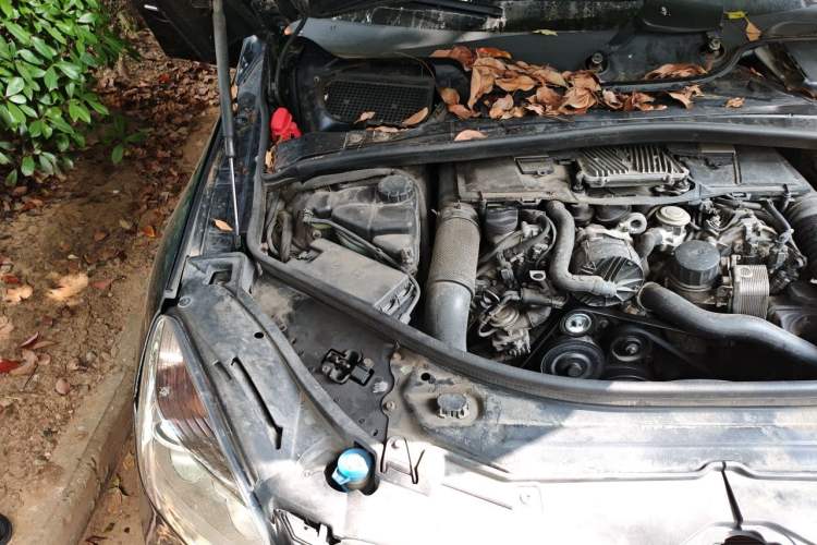 Used Mercedes-Benz R-Class 2010 R 350 L 4MATIC Engine Bay Right