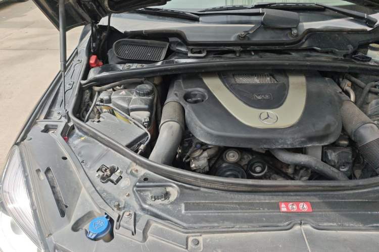 Used Mercedes-Benz R-Class 2010 R 350 L 4MATIC Engine Bay Right
