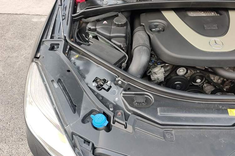 Used Mercedes-Benz R-Class 2010 R 300 L Business Model Engine Bay Right