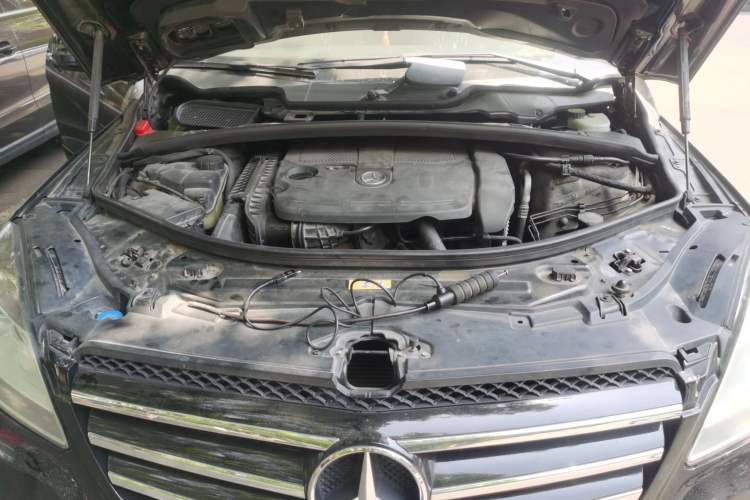 Used Mercedes-Benz R-Class 2010 R 350 L 4MATIC Engine Bay