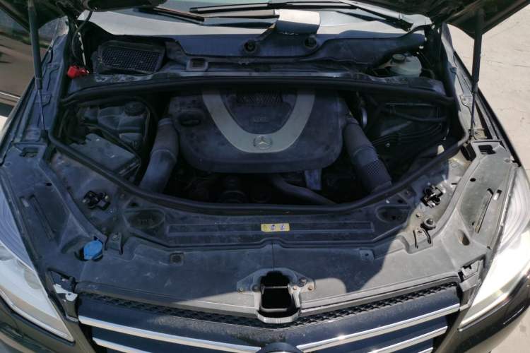 Used Mercedes-Benz R-Class 2010 R 350 L 4MATIC Engine Bay