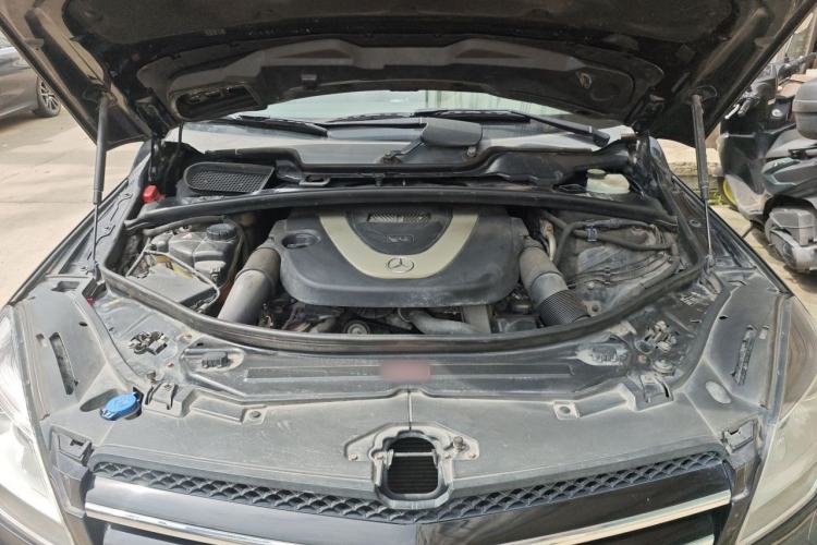 Used Mercedes-Benz R-Class 2010 R 350 L 4MATIC Engine Bay