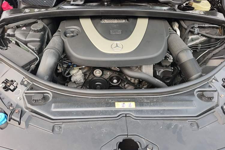 Used Mercedes-Benz R-Class 2010 R 300 L Business Model Engine Bay