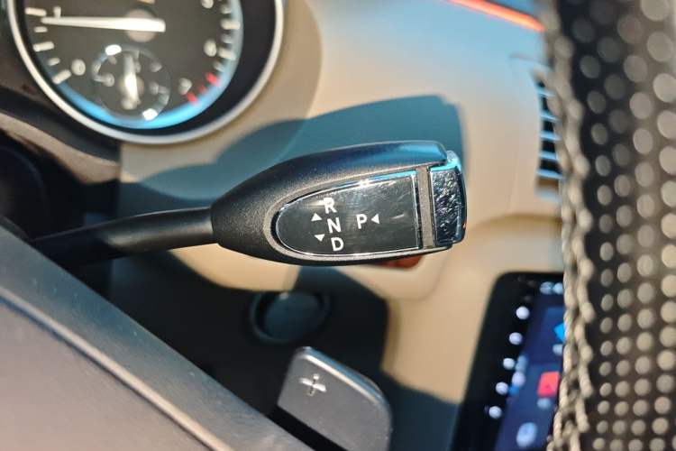 Used Mercedes-Benz R-Class 2010 R 350 L 4MATIC Gear Lever