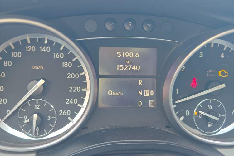Used Mercedes-Benz R-Class 2010 R 350 L 4MATIC Odometer Close Up