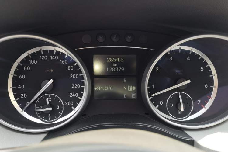 Used Mercedes-Benz R-Class 2010 R 350 L 4MATIC Odometer Close Up