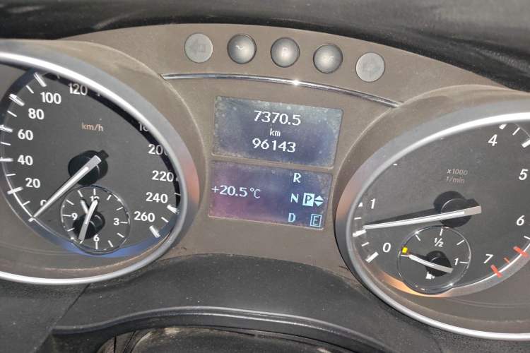 Used Mercedes-Benz R-Class 2010 R 500 L 4MATIC Grand Edition Odometer Close Up