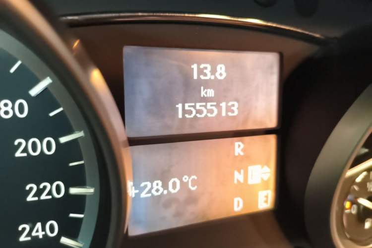Used Mercedes-Benz R-Class 2010 R 300 L Business Model Odometer Close Up
