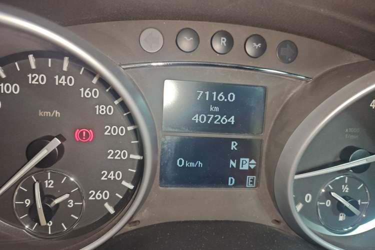 Used Mercedes-Benz R-Class 2010 R 350 L 4MATIC Odometer Close Up