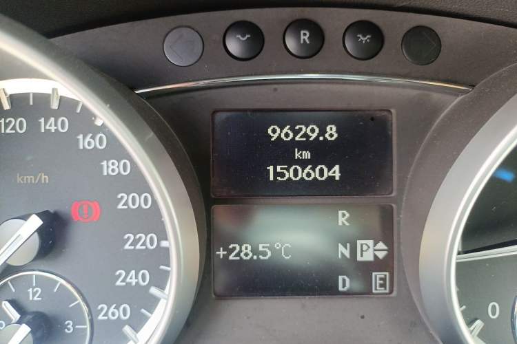 Used Mercedes-Benz R-Class 2010 R 350 L 4MATIC Odometer Close Up