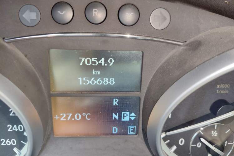 Used Mercedes-Benz R-Class 2010 R 350 L 4MATIC Odometer Close Up