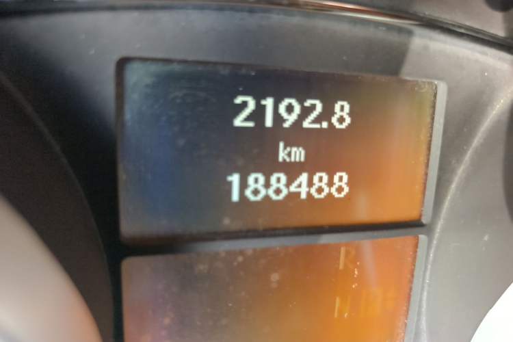 Used Mercedes-Benz R-Class 2010 R 350 L 4MATIC Odometer Close Up