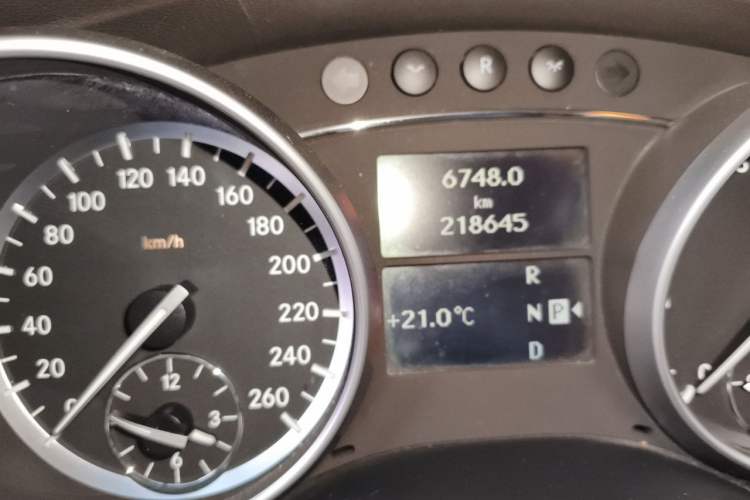 Used Mercedes-Benz R-Class 2010 R 350 L 4MATIC Odometer Close Up