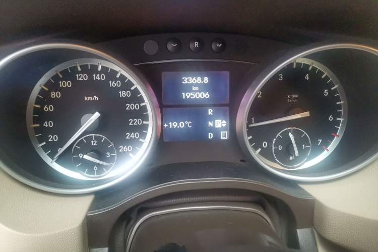Used Mercedes-Benz R-Class 2010 R 350 L 4MATIC Odometer Close Up