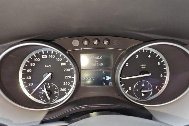 Used Mercedes-Benz R-Class 2010 R 300 L Business Model Odometer Close Up