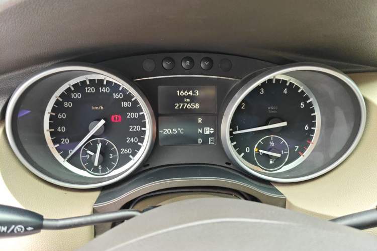 Used Mercedes-Benz R-Class 2010 R 350 L 4MATIC Odometer Close Up