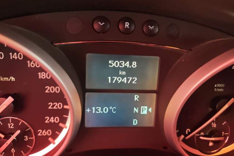 Used Mercedes-Benz R-Class 2010 R 300 L Business Model Odometer Close Up