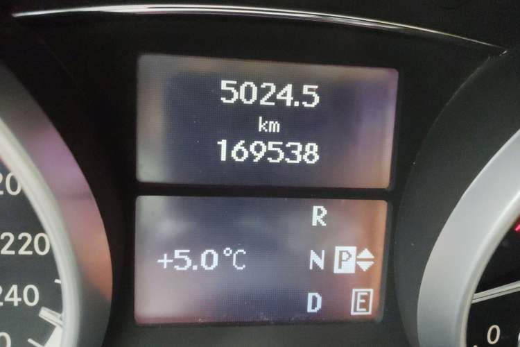 Used Mercedes-Benz R-Class 2010 R 350 L 4MATIC Odometer Close Up