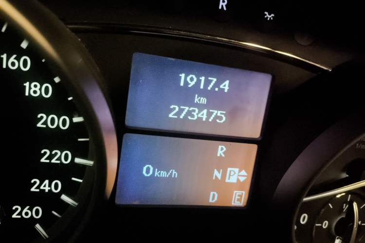 Used Mercedes-Benz R-Class 2010 R 350 L 4MATIC Odometer Close Up