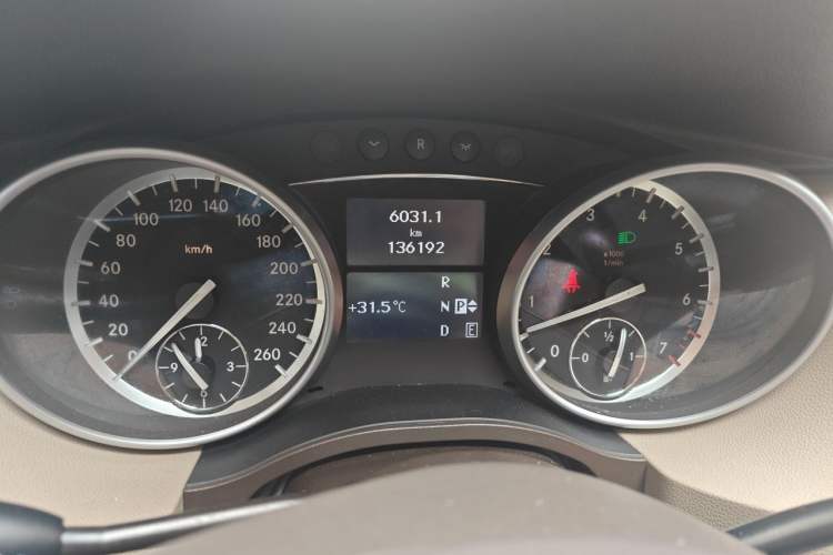 Used Mercedes-Benz R-Class 2010 R 300 L Luxury Model Odometer Close Up