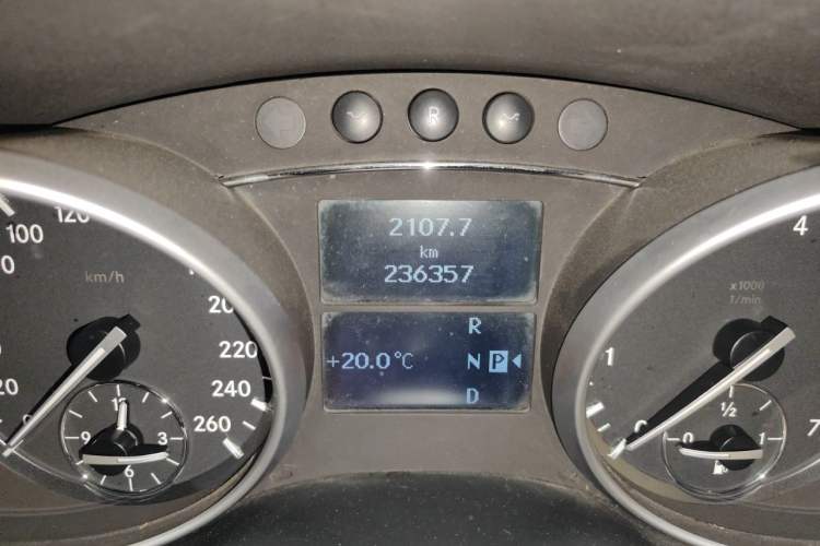 Used Mercedes-Benz R-Class 2010 R 350 L 4MATIC Odometer Close Up