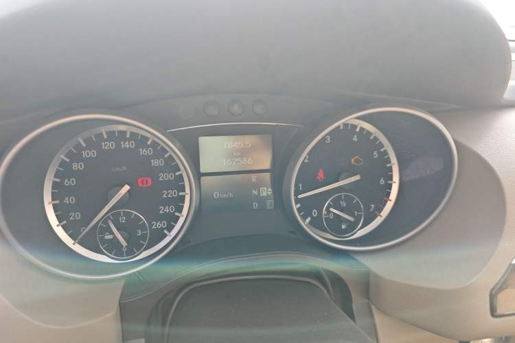 Used Mercedes-Benz R-Class 2010 R 350 L 4MATIC Odometer Close Up