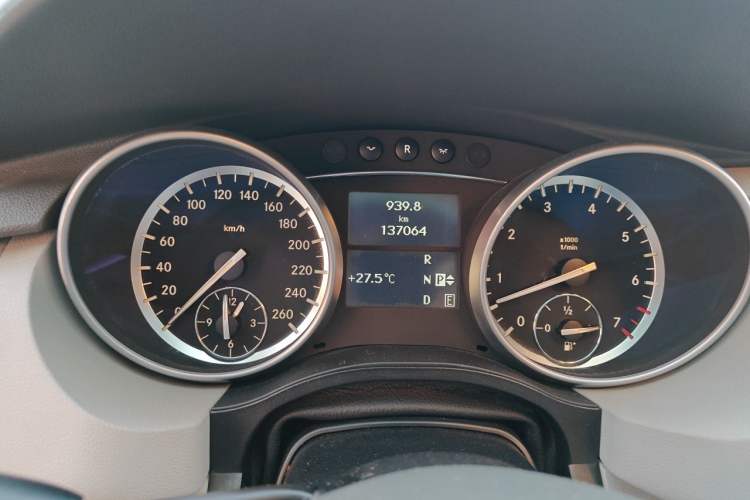 Used Mercedes-Benz R-Class 2010 R 300 L Business Model Odometer Close Up