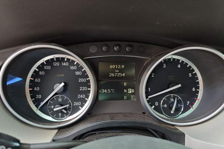Used Mercedes-Benz R-Class 2010 R 350 L 4MATIC Grand Edition Odometer Close Up
