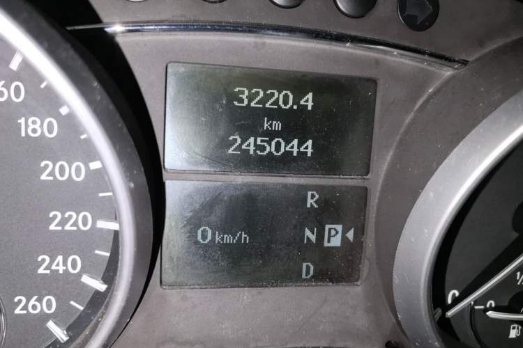 Used Mercedes-Benz R-Class 2010 R 350 L 4MATIC Odometer Close Up