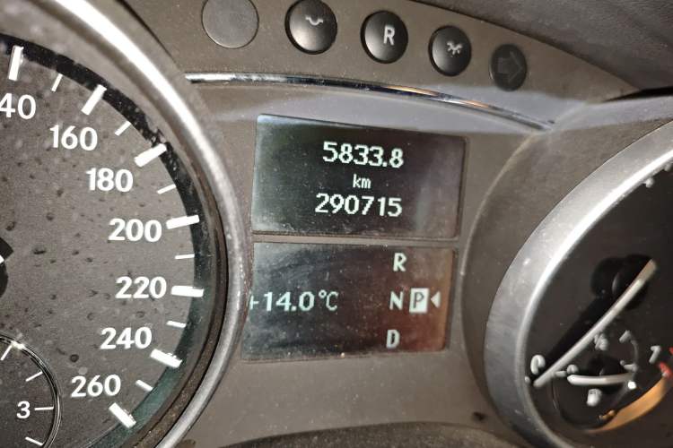 Used Mercedes-Benz R-Class 2010 R 350 L 4MATIC Odometer Close Up