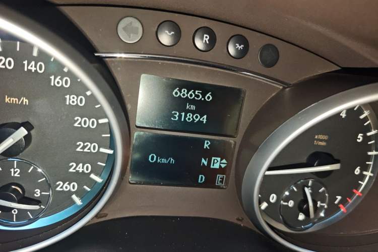 Used Mercedes-Benz R-Class 2010 R 350 L 4MATIC Odometer Close Up
