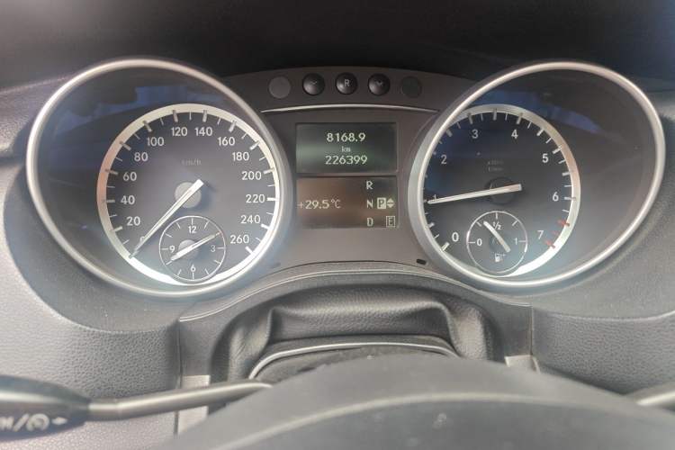 Used Mercedes-Benz R-Class 2010 R 300 L Business Model Odometer Close Up