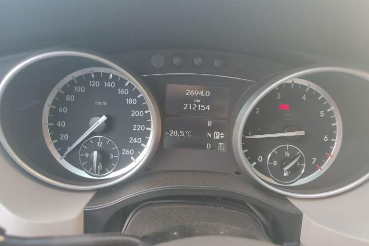 Used Mercedes-Benz R-Class 2010 R 350 L 4MATIC Odometer Close Up