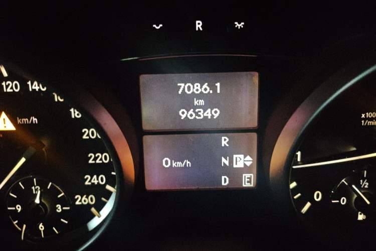Used Mercedes-Benz R-Class 2010 R 350 L 4MATIC Odometer Close Up