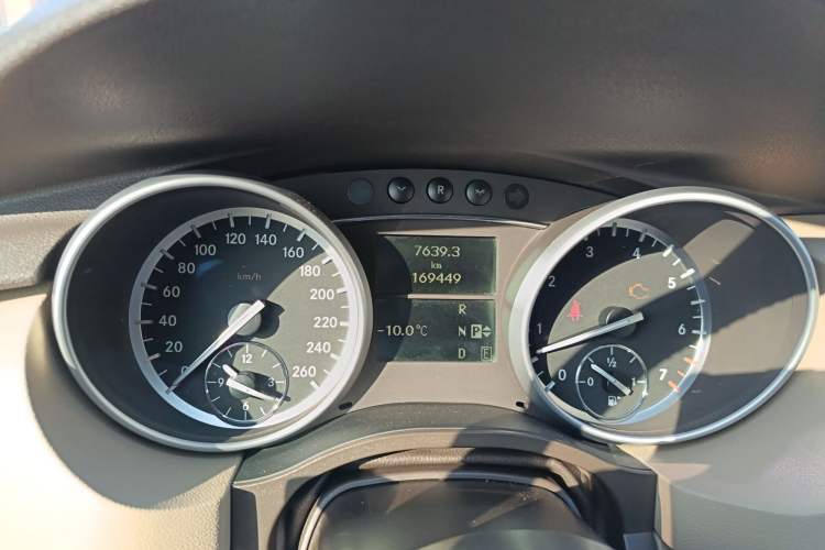 Used Mercedes-Benz R-Class 2010 R 350 L 4MATIC Odometer Close Up