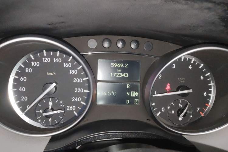 Used Mercedes-Benz R-Class 2010 R 350 L 4MATIC Odometer Close Up