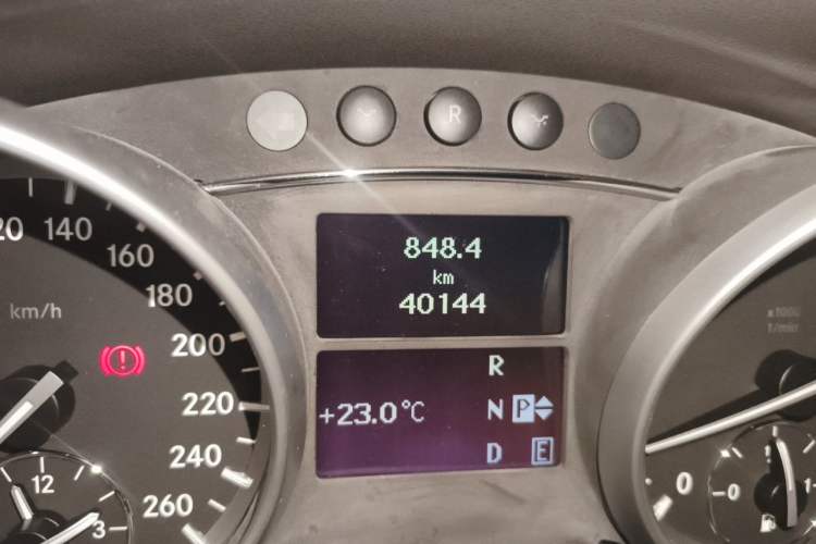 Used Mercedes-Benz R-Class 2010 R 300 L Luxury Model Odometer Close Up