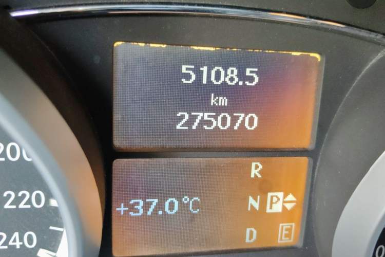 Used Mercedes-Benz R-Class 2010 R 300 L Business Model Odometer Close Up
