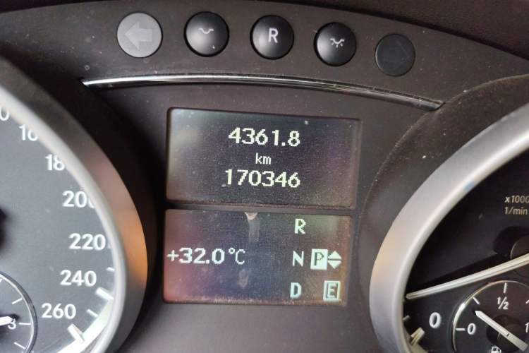 Used Mercedes-Benz R-Class 2010 R 300 L Luxury Model Odometer Close Up