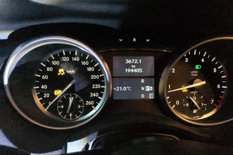 Used Mercedes-Benz R-Class 2010 R 350 L 4MATIC Odometer Close Up