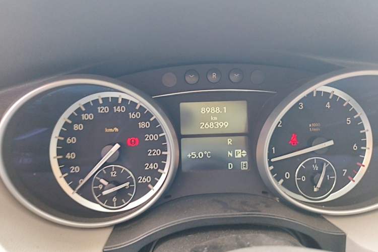Used Mercedes-Benz R-Class 2010 R 350 L 4MATIC Odometer Close Up