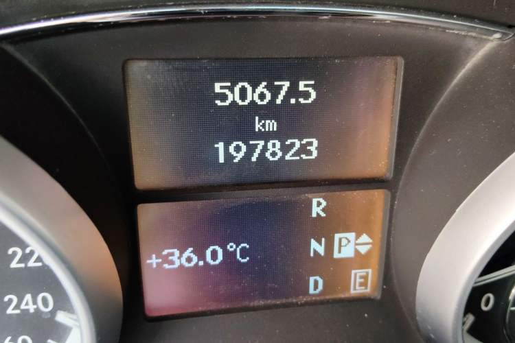 Used Mercedes-Benz R-Class 2010 R 300 L Business Model Odometer Close Up
