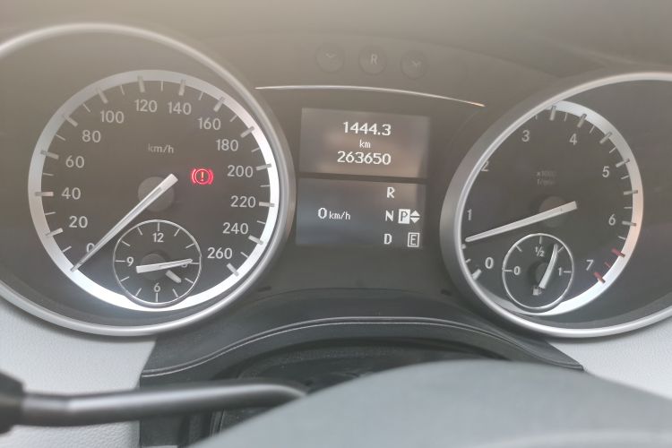 Used Mercedes-Benz R-Class 2010 R 350 L 4MATIC Odometer Close Up