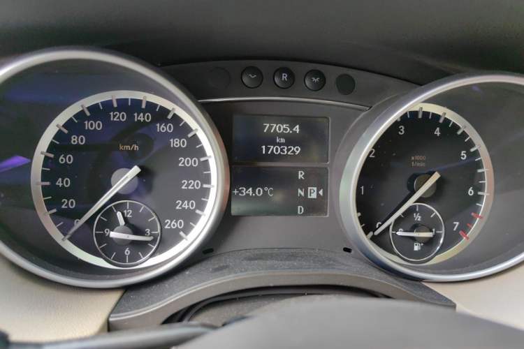 Used Mercedes-Benz R-Class 2010 R 350 L 4MATIC Odometer Close Up