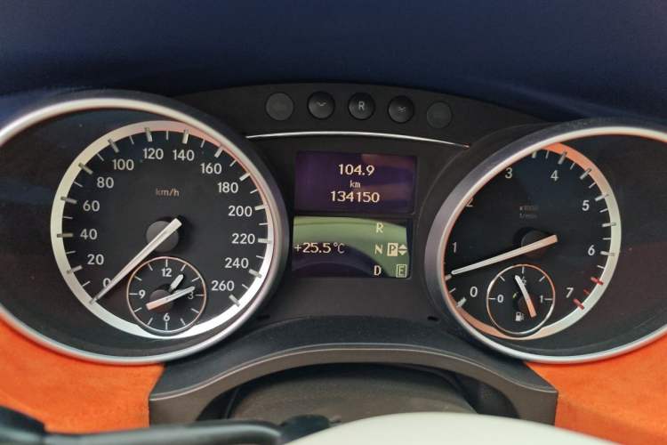 Used Mercedes-Benz R-Class 2010 R 350 L 4MATIC Odometer Close Up