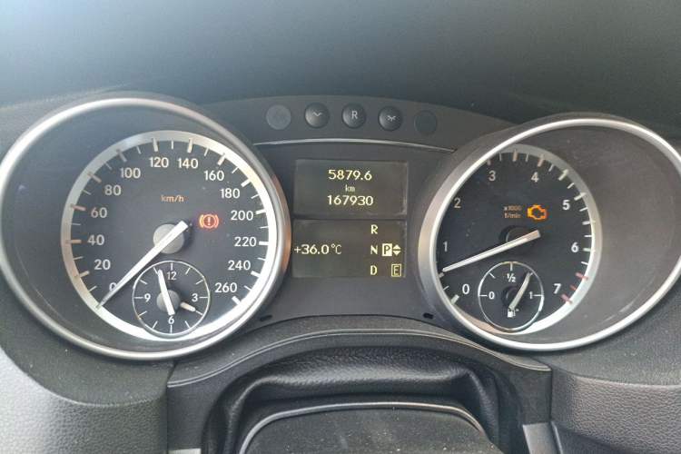 Used Mercedes-Benz R-Class 2010 R 300 L Luxury Model Odometer Close Up