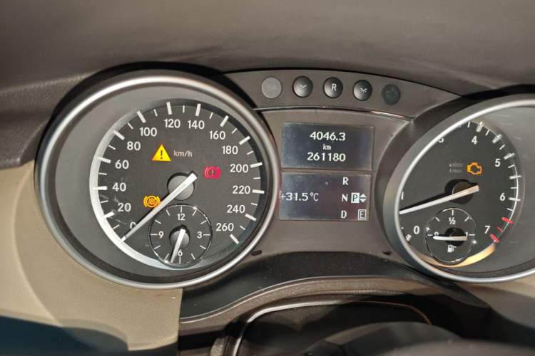 Used Mercedes-Benz R-Class 2010 R 350 L 4MATIC Odometer Close Up