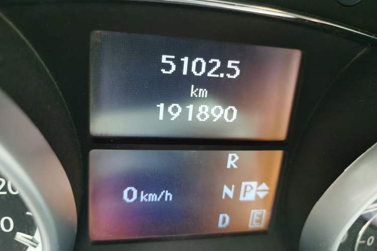 Used Mercedes-Benz R-Class 2010 R 300 L Business Model Odometer Close Up