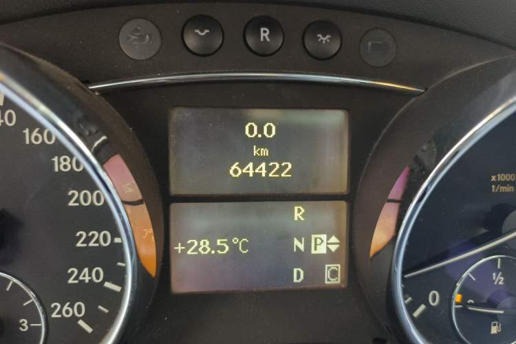 Used Mercedes-Benz R-Class 2010 R 350 L 4MATIC Grand Edition Odometer Close Up